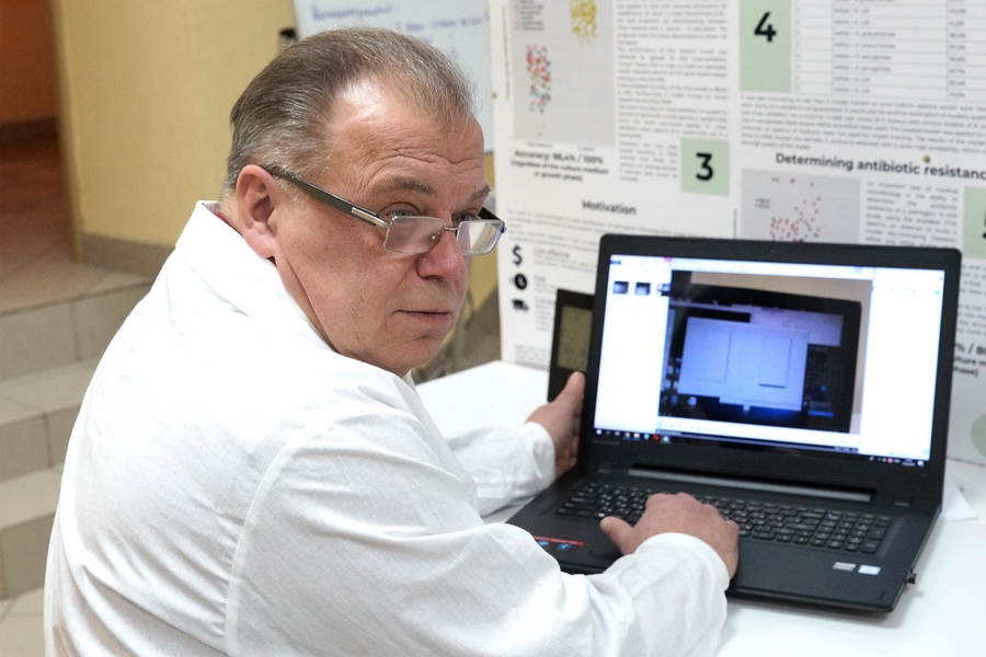Руководитель проблемной лаборатории биосенсорных технологий на чипе Александр Васильевич Ковалев.