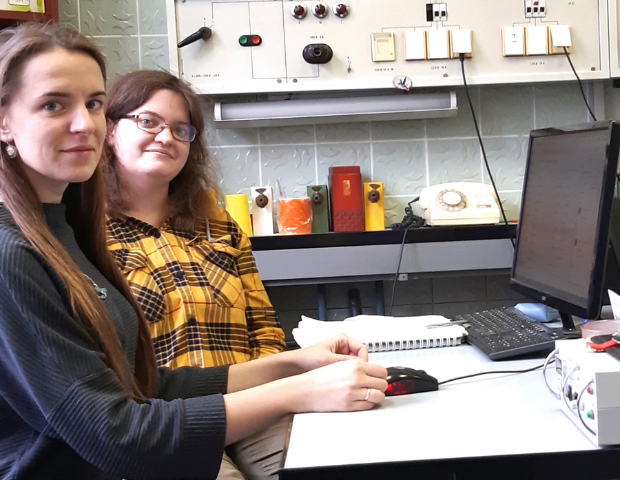 Сотрудники лаборатории термодинамики биосистем с.н.с., к.х.н. Анна Владимировна Бычкова (на переднем плане) и м.н.с. Мария Лопухина (на заднем плане) за работой над статьей (2019 год)