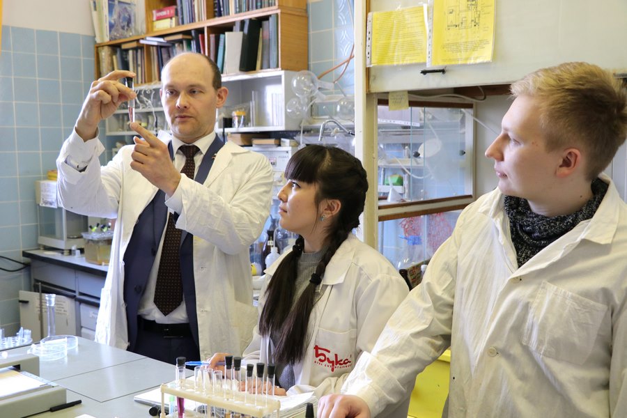 Научный сотрудник лаборатории, кандидат химических наук Владимир Анатольевич Волков со своими  студентами бакалавриата МФТИ (2019 год). 