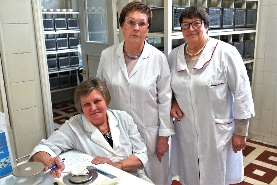Старшие научные сотрудники лаборатории количественной онкологии (слева направо): Н.В. Блюхтерова, В.А. Рыкова и М.Б. Фомина готовятся к опыту в виварии Института.